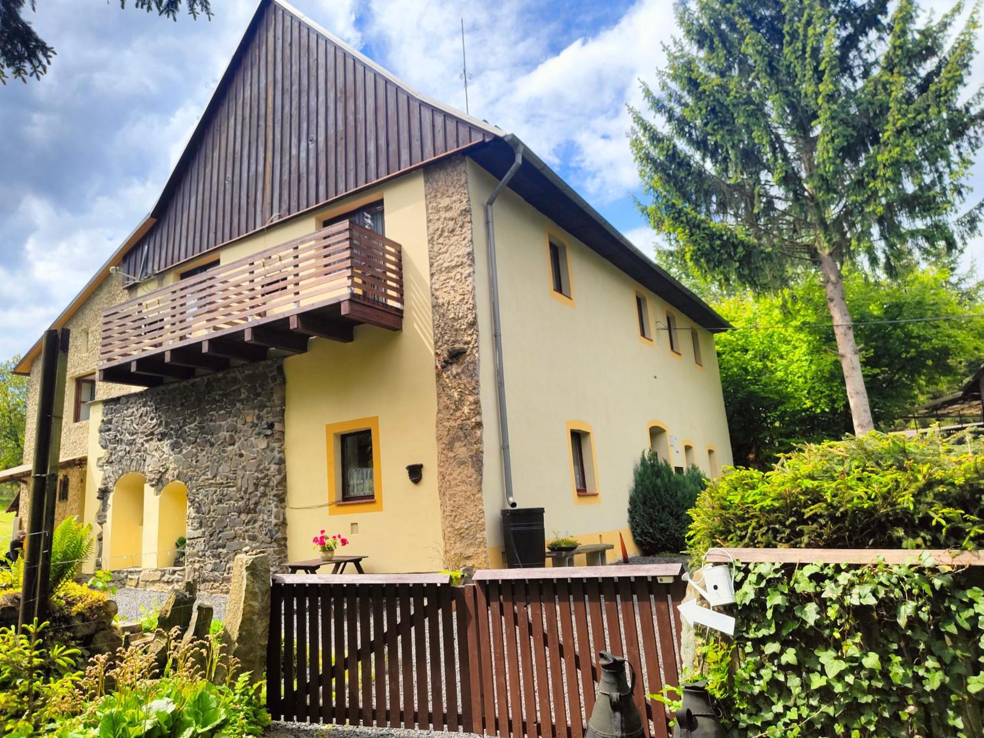 Bed And Breakfast Tvrz Velká Bukovina Kültér fotó